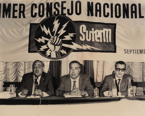 Francisco Pérez Ríos acompañado de Virgilio Cárdenas y otros personajes, pronuncia su discurso en el 