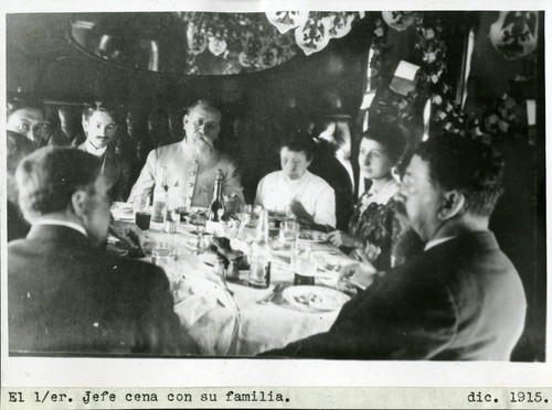 Venustiano Carranza cena con su familia