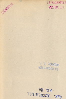 Hombre remando sólo en una canoa