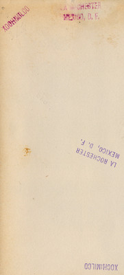 Hombre remando sólo, en una canoa