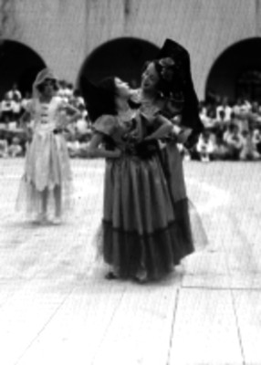 Mujeres representando una danza española