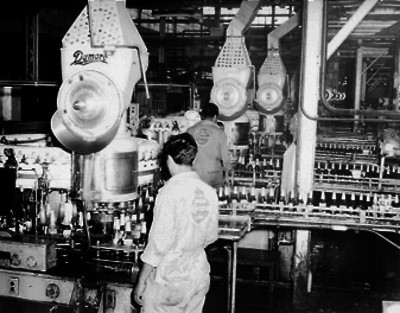 Obreros laborando en la Cervecería Modelo