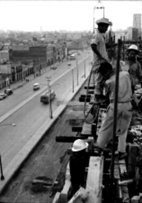 Albañiles trabajando en la construcción de un edificio