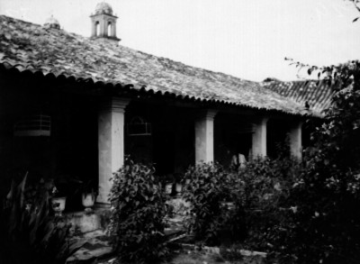 Jardín y pasillo de una hacienda