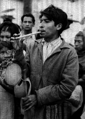 Músico tocando chirimia y tambor en Lacateopan