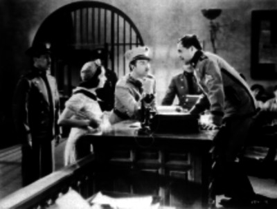 Mujer con policias en una comandancia