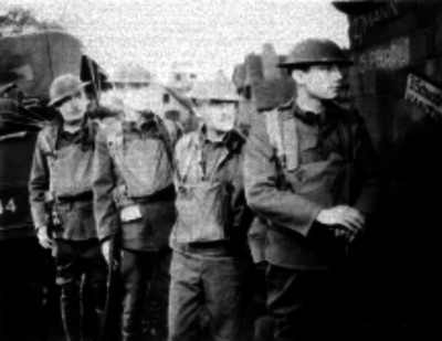 Soldados en las calles de un pueblo