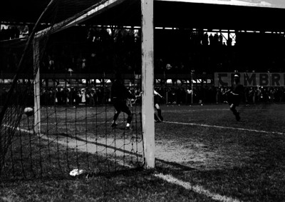 Portero y jugadores durante un balón desviado en el área chica