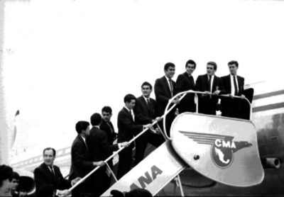 Futbolistas de la Selección Mexicana en escalinata de un avión antes de partir a Jamaica