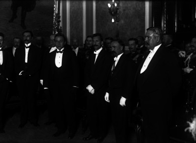 Francisco I. Madero al momento de presentar a los miembros de su gabinete a José Maria Pino Suárez como vicepresidente