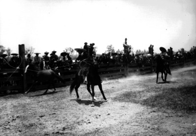 Charro a caballo lanza una mangana