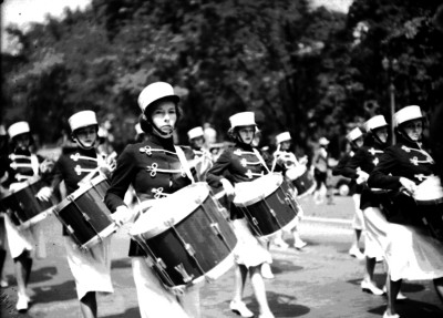 Mujeres de banda de guerra durante un desfile