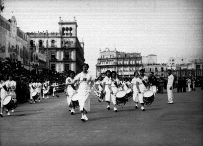 Banda de guerra integrada por mujeres desfila en la plaza Constitución