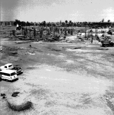 Trabajadores construyen el Palacio de los Deportes, panorámica