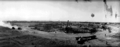 Hombres durante la construcción del Palacio de los Deportes, panorámica
