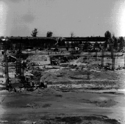 Hombres construyen el Palacio de los Deportes