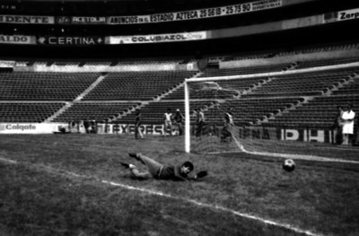 Portero se lanza al pasto para detener un tiro a gol