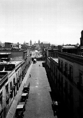 Calle 20 de Noviembre con cerrada de Jesús en la Cd. de México, panorámica