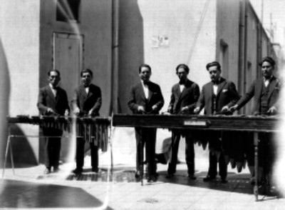 Miembros de la "marimba Chiapaneca", actuando en una calle