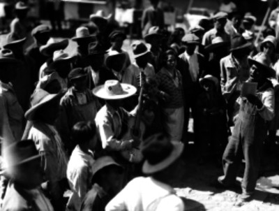 Dueto cantando en una calle
