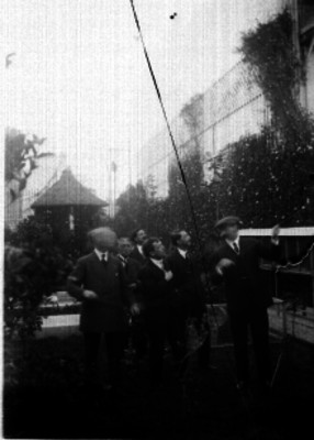 Alberto Braniff, Jules Dubois, Fernando Ramírez de Aguilar, José González M., e Isaac Moreno probando un globo a escala en la casa del primero