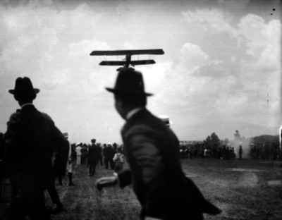Exhibición aérea en los campos de Balbuena