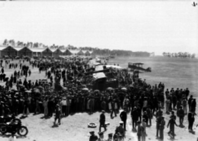 Gente durante una exhibición aérea en Balbuena