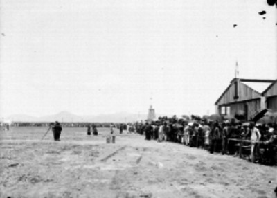 Gente presenciando exhibición aérea en Balbuena