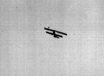 Acróbata sobre las alas de un avión durante vuelo de exhibición