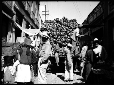 Camión con frutas estacionado frente a una tienda