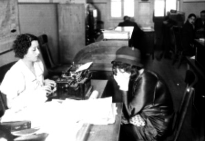 Mujer rindiendo su declaración ante agentes del Ministerio Público