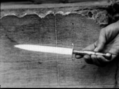 Mano sosteniendo una daga