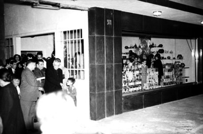 Gente al salir, y en el interior de una dulcería