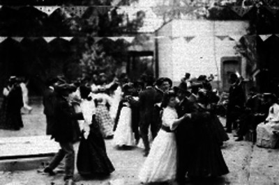 Parejas bailan al aire libre