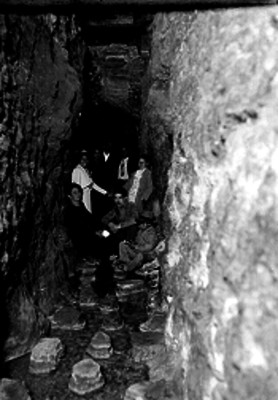 Excursionistas en el interior de una grutas, retrato
