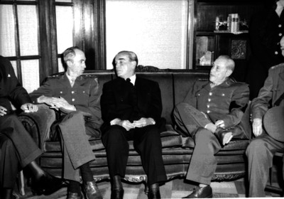 Adolfo Ruíz Cortines y militares conversan durante el velorio de Joaquín Amaro