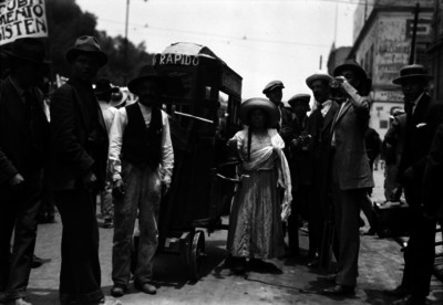 Gente comprando aguas frescas en un puesto ambulante
