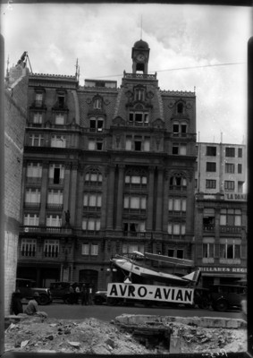 Avión en exhibición frente al hotel Regis, empresa Avro Avión