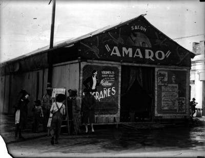 Gente junto a una carpa de espectáculos