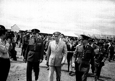 Dwight Eisenhower recorre campo aéreo