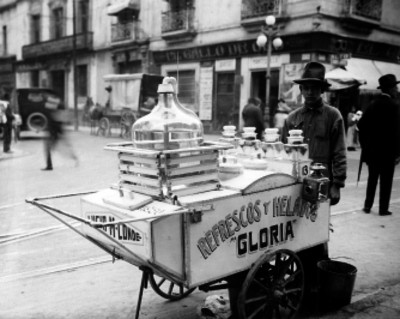 Vendedor ambulante de aguas frescas en una calle