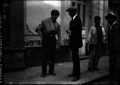 Gustavo Casasola con vendedor italiano de casimires en la calle