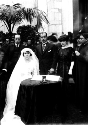 Novios rodeados de familiares, durante el registro nupcial, retrato de grupo