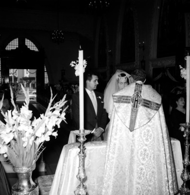 Enlace matrimonial de la Srita. Genoveva Lizárraga en una iglesia
