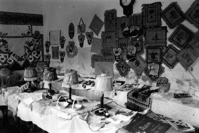 Exposición de trabajos manuales en el salón de una escuela