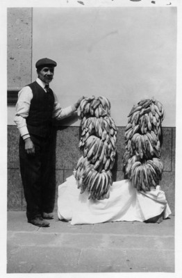 Hombre junto a pencas de platano recargadas en muro