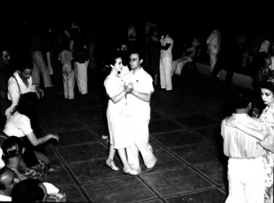 Pareja bailando en un salón