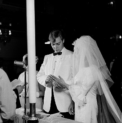 Patricia Fernández Chávez y su novio en la ceremonia religiosa de su boda