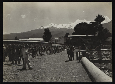 Tropa de revolucionarios transitan sobre una calle de un poblado en Estado de México