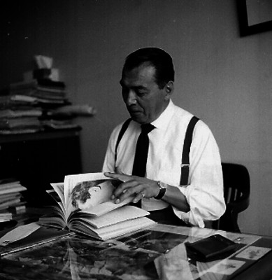 Hombre hojeando un libro en su oficina